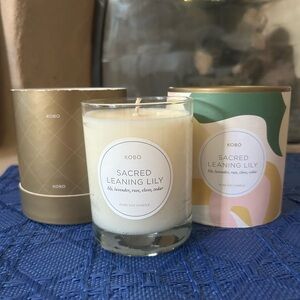 Kobo Sacred Leaning Lily Candle